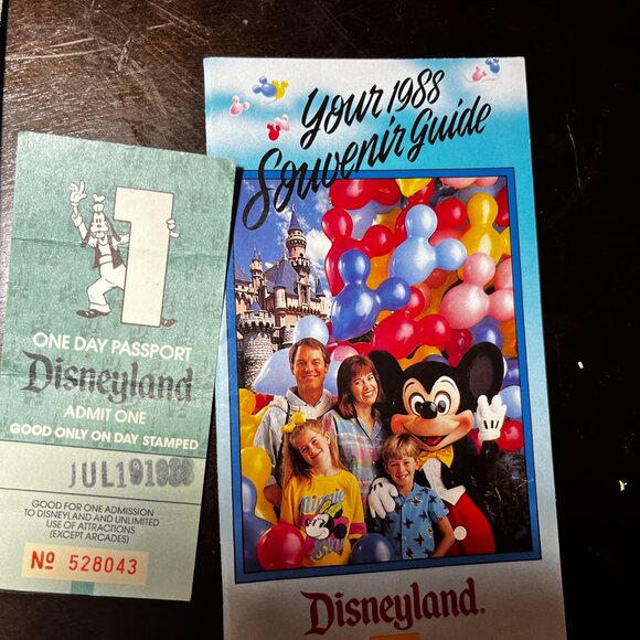 Vintage Disney Items (1 1988 Brochure, 2 Postcards, 1988 Ticket) - Picture 15 of 16